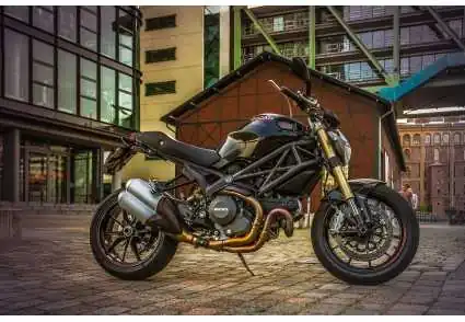 Ducati Monster 696 796 e 1100: 3 versioni dell'iconica moto italiana